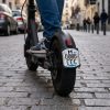 Patinete eléctrico con matrícula identificativa VMP instalada correctamente en España
