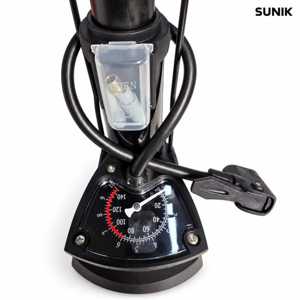 Detalle del manómetro y adaptadores de la bomba compacta SUNIK